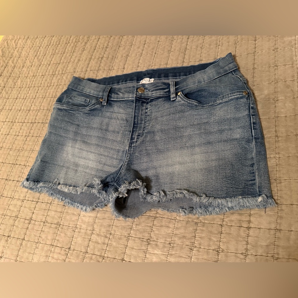 VENUS Jessica Cutoff Denim Shorts